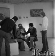 1976, Warszawa, Polska.
Studenci Akademii Sztuk Pięknych. Drugi z prawej Ahmad Al Ahmad z Syrii. Z lewej Gordon Kray z USA.
Fot. Irena Jarosińska, zbiory Ośrodka KARTA