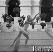 Lata 60. lub 70., Warszawa, Polska.
Tancerka baletowa w auli Politechniki Warszawskiej.
Fot. Irena Jarosińska, zbiory Ośrodka KARTA