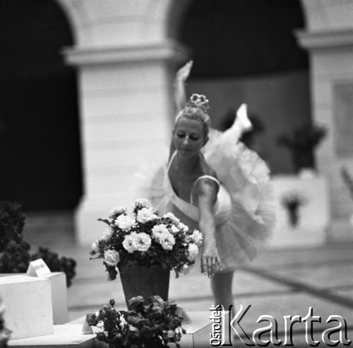 Lata 60. lub 70., Warszawa, Polska.
Tancerka baletowa w auli Politechniki Warszawskiej.
Fot. Irena Jarosińska, zbiory Ośrodka KARTA