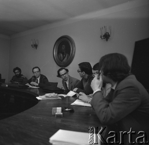 1976, Warszawa, Polska
Posiedzenie Polskiego Towarzystwa Historycznego. Wśród zebranych profesor Marcin Kula (3. z lewej)
Fot. Irena Jarosińska, zbiory Ośrodka KARTA