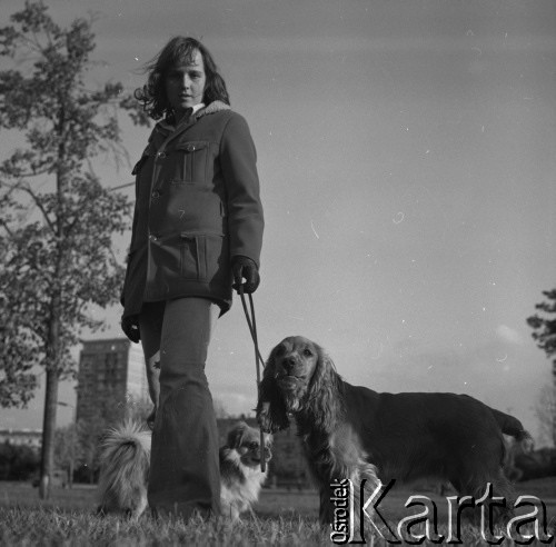 lata 70-te, Warszawa, Polska
Dziewczyna spaceruje z psami.
Fot. Irena Jarosińska, zbiory Ośrodka KARTA