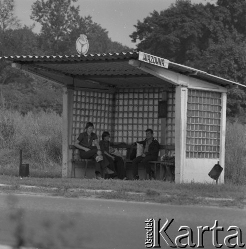 1977, Wiązowna, Polska
Przystanek autobusowy
Fot. Irena Jarosińska, zbiory Ośrodka KARTA