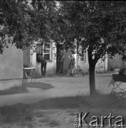 1977, Wiązowna, Polska
Mieszkańcy wsi przy jednym z domów.
Fot. Irena Jarosińska, zbiory Ośrodka KARTA