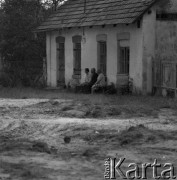 Lato 1977, Wiązowna, Polska.
Ławka przed domem.
Fot. Irena Jarosińska, zbiory Ośrodka KARTA 
