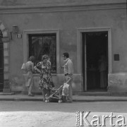 1977, Warszawa, Polska
Ulica Piwna - ludzie przy kamienicy nr 25
Fot. Irena Jarosińska, zbiory Ośrodka KARTA