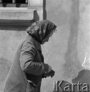 1977, Warszawa, Polska
Kobieta na warszawskiej starówce.
Fot. Irena Jarosińska, zbiory Ośrodka KARTA