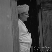 1977, Warszawa, Polska
Warszawska starówka - kucharz w drzwiach restauracji.
Fot. Irena Jarosińska, zbiory Ośrodka KARTA