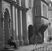 1977, Warszawa, Polska
Ulica Jezuicka - mężczyzna na schodach kamienicy Jezuicka 4
Fot. Irena Jarosińska, zbiory Ośrodka KARTA