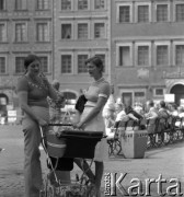 1977, Warszawa, Polska
Warszawska starówka - kobiety z wózkiem
Fot. Irena Jarosińska, zbiory Ośrodka KARTA