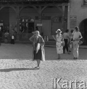 lata 70-te, Kazimierz Dolny, Polska
Turyści na rynku
Fot. Irena Jarosińska, zbiory Ośrodka KARTA