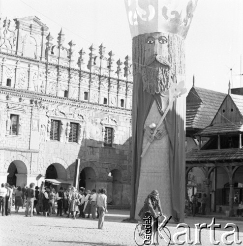 lata 70-te, Kazimierz Dolny, Polska
Kamienice Przybyłów przy Rynku
Fot. Irena Jarosińska, zbiory Ośrodka KARTA