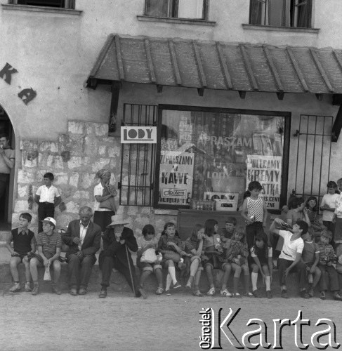 lata 70-te, Kazimierz Dolny, Polska
Turyści na rynku
Fot. Irena Jarosińska, zbiory Ośrodka KARTA