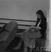 Lato 1975, Janowice koło Wieliczki, Polska.
Młoda kobieta z książką.
Fot. Irena Jarosińska, zbiory Ośrodka KARTA 
