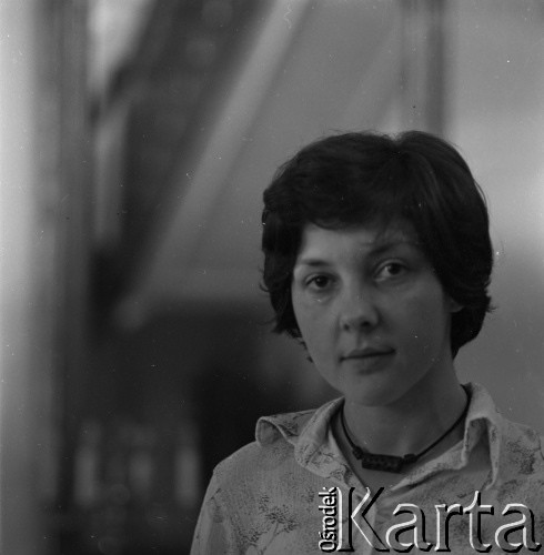 Lato 1975, Janowice koło Wieliczki, Polska.
Młoda kobieta.
Fot. Irena Jarosińska, zbiory Ośrodka KARTA 

