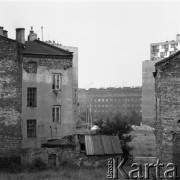 Lata 60. lub 70., Warszawa, Polska.
Ujęcie z podwórza posesji przy ulicy Dzielnej 89 w kierunku południowo-zachodnim. Po lewej dom na posesji przy ulicy Nowolipki 98, w środku kadru daleko w tle blok przy ulicy Okopowej 23. Po prawej w tle wysoki blok przy ulicy Okopowej 18, ściana szczytowa domu przy ulicy Kaczej 21. Z przodu resztki oficyny na tyłach posesji przy ulicy Wolność 5.
Fot. Irena Jarosińska, zbiory Ośrodka KARTA