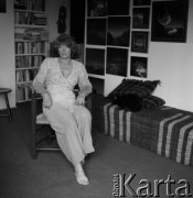 Wiosna 1978, Polska.
Malarka Lidia Boniecka w swoim mieszkaniu.
Fot. Irena Jarosińska, zbiory Ośrodka KARTA