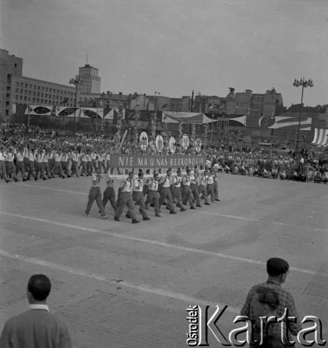 31.07.1955 - 4.08.1955, Warszawa, Polska.
V Światowy Festiwal Młodzieży i Studentów o Pokój i Przyjaźń. Defilada na ulicy Marszałkowskiej. Młodzi mężczyźni z transparentem 