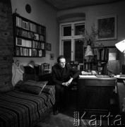 Lata 70., Polska.
Nieznany mężczyzna w gabinecie.
Fot. Irena Jarosińska, zbiory Ośrodka KARTA