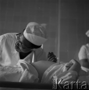 1979, Wrocław, Polska.
Lekarz ginekolog, doktor John Nwagbo Ulasi z Nigerii.
Fot. Irena Jarosińska, zbiory Ośrodka KARTA 

