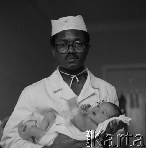 1979, Wrocław, Polska.
Lekarz ginekolog, doktor John Nwagbo Ulasi z Nigerii.
Fot. Irena Jarosińska, zbiory Ośrodka KARTA 
