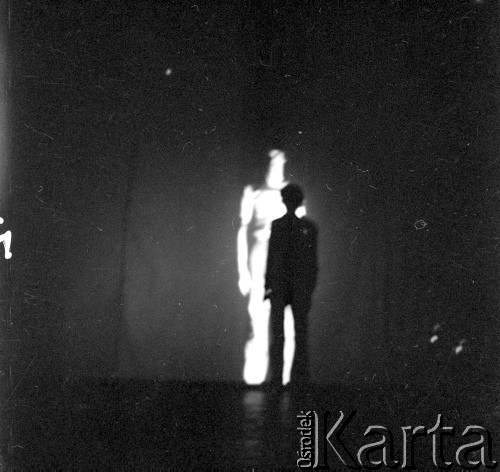 Lata 70, Lubelszczyzna, Polska.
Zespół teatralny podczas próby. 
Fot. Irena Jarosińska, zbiory Ośrodka KARTA