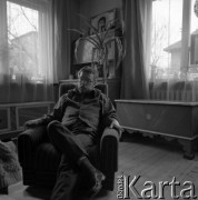 Maj 1979, Kraków, Polska.
Malarz Jerzy Nowosielski w swoim mieszkaniu.
Fot. Irena Jarosińska, zbiory Ośrodka KARTA