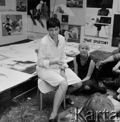 Czerwiec 1979, Warszawa, Polska.
Pracownia profesor Teresy Pągowskiej w Akademii Sztuk Pięknych. Teresa Pągowska podczas spotkania ze studentami.
Fot. Irena Jarosińska, zbiory Ośrodka KARTA