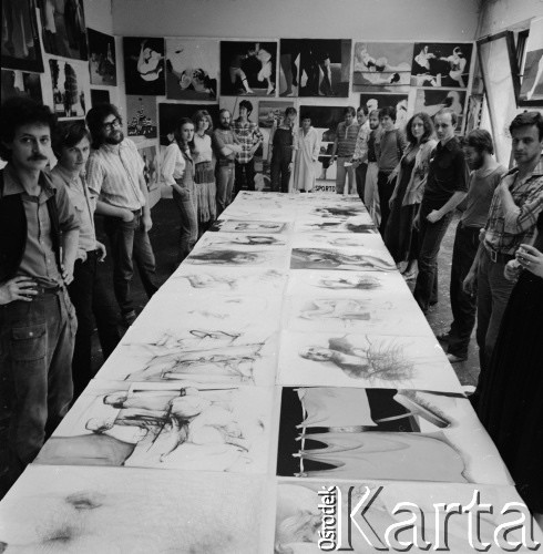 Czerwiec 1979, Warszawa, Polska.
Pracownia profesor Teresy Pągowskiej w Akademii Sztuk Pięknych. Teresa Pągowska podczas spotkania ze studentami.
Fot. Irena Jarosińska, zbiory Ośrodka KARTA