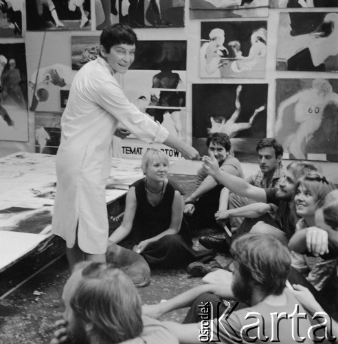 Czerwiec 1979, Warszawa, Polska.
Pracownia profesor Teresy Pągowskiej w Akademii Sztuk Pięknych. Teresa Pągowska podczas spotkania ze studentami.
Fot. Irena Jarosińska, zbiory Ośrodka KARTA