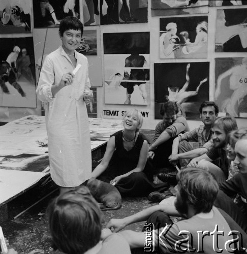 Czerwiec 1979, Warszawa, Polska.
Pracownia profesor Teresy Pągowskiej w Akademii Sztuk Pięknych. Teresa Pągowska podczas spotkania ze studentami.
Fot. Irena Jarosińska, zbiory Ośrodka KARTA