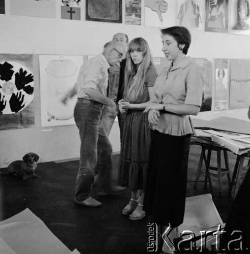 Czerwiec 1979, Warszawa, Polska.
Grafik, rysownik, twórca plakatów profesor Henryk Tomaszewski (w okularach) ze studentami w pracowni w Akademii Sztuk Pięknych.
Fot. Irena Jarosińska, zbiory Ośrodka KARTA