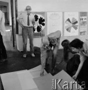 Czerwiec 1979, Warszawa, Polska.
Grafik, rysownik, twórca plakatów profesor Henryk Tomaszewski (w okularach) ze studentami w pracowni w Akademii Sztuk Pięknych.
Fot. Irena Jarosińska, zbiory Ośrodka KARTA