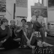 Czerwiec 1979, Warszawa, Polska.
Grafik, rysownik, twórca plakatów profesor Henryk Tomaszewski (siedzi na krześle) ze studentami w pracowni w Akademii Sztuk Pięknych.
Fot. Irena Jarosińska, zbiory Ośrodka KARTA