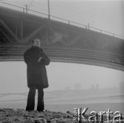 Zima 1973, Warszawa, Polska.
Reżyser Walerian Borowczyk pod mostem średnicowym.
Fot. Irena Jarosińska, zbiory Ośrodka KARTA