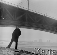 Zima 1973, Warszawa, Polska.
Reżyser Walerian Borowczyk pod mostem średnicowym.
Fot. Irena Jarosińska, zbiory Ośrodka KARTA