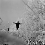Zima 1973, Warszawa, Polska.
Reżyser Walerian Borowczyk nad Wisłą.
Fot. Irena Jarosińska, zbiory Ośrodka KARTA