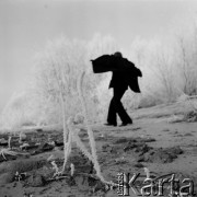 Zima 1973, Warszawa, Polska.
Reżyser Walerian Borowczyk nad Wisłą.
Fot. Irena Jarosińska, zbiory Ośrodka KARTA