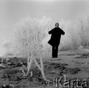 Zima 1973, Warszawa, Polska.
Reżyser Walerian Borowczyk nad Wisłą.
Fot. Irena Jarosińska, zbiory Ośrodka KARTA