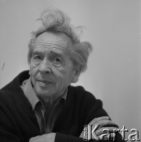 Zima 1979, Polska.
Grafik i rysownik profesor Tadeusz Kulisiewicz.
Fot. Irena Jarosińska, zbiory Ośrodka KARTA 
