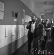 lata 70-te, Warszawa, Polska
Malarz Henryk Stażewski (2. z lewej) z wizytą w Akademii Sztuk Pięknych
Fot. Irena Jarosińska, zbiory Ośrodka KARTA