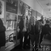 lata 70-te, Warszawa, Polska
Malarz Henryk Stażewski (na pierwszym planie) z wizytą w Akademii Sztuk Pięknych
Fot. Irena Jarosińska, zbiory Ośrodka KARTA