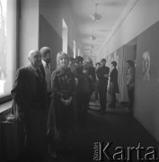 lata 70-te, Warszawa, Polska
Malarz Henryk Stażewski (1. od lewej) z wizytą w Akademii Sztuk Pięknych
Fot. Irena Jarosińska, zbiory Ośrodka KARTA