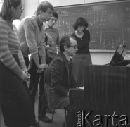 lata 70-te, Warszawa, Polska
Kompozytor Jerzy Rudziński ze swoimi uczniami
Fot. Irena Jarosińska, zbiory Ośrodka KARTA