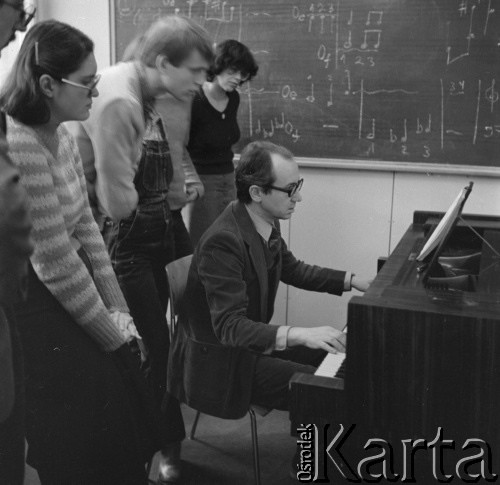 lata 70-te, Warszawa, Polska
Kompozytor Jerzy Rudziński ze swoimi uczniami
Fot. Irena Jarosińska, zbiory Ośrodka KARTA