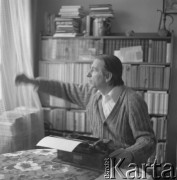 lata 70-te, Warszawa, Polska
Pisarz Lesław Bartelski
Fot. Irena Jarosińska, zbiory Ośrodka KARTA
