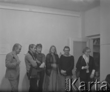 lata 70-te, Warszawa, Polska
Wystawa Włodzimierza Borowskiego (1. z prawej). Wśród uczestników wernisażu Erna Rosenstein (1. od prawej) i Tadeusz Rolke (3. od lewej)
Fot. Irena Jarosińska, zbiory Ośrodka KARTA