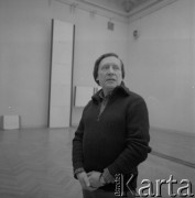 Marzec 1984, Warszawa, Polska.
Przygotowania do wystawy malarza Kajetana Sosnowskiego pt. 