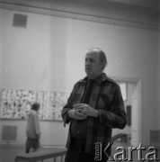 Marzec 1984, Warszawa, Polska.
Przygotowania do wystawy malarza Kajetana Sosnowskiego pt. 