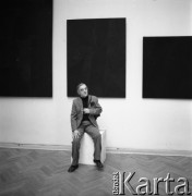 Marzec 1984, Warszawa, Polska.
Malarz Kajetan Sosnowski na wystawie swoich obrazów zatytułowanej 