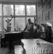 Lata 80., Konstancin-Jeziorna, Polska.
Pisarz, malarz, grafik Leopold Buczkowski.
Fot. Irena Jarosińska, zbiory Ośrodka KARTA